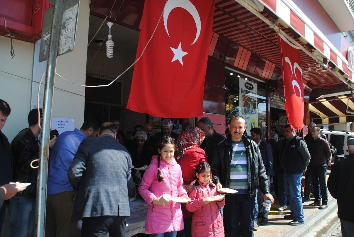 Aydın MHP Şehitler İçin Tavuklu Pilav Dağıttı