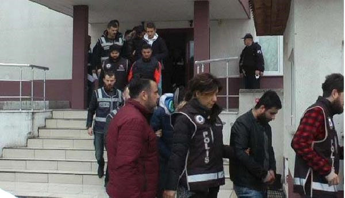 Ayvalık\'ta Göçmen Kaçakçılığına 11 Tutuklama