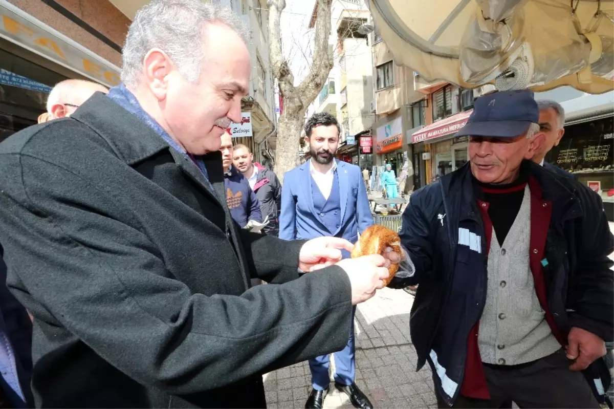 Bakan Özlü Vatandaşlara Simit Dağıtı