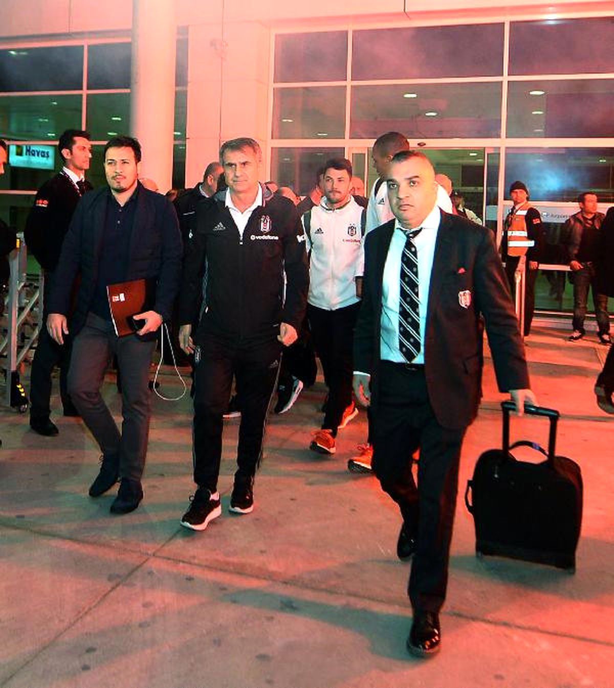 Beşiktaş, Antalya\'da Meşalelerle Karşılandı