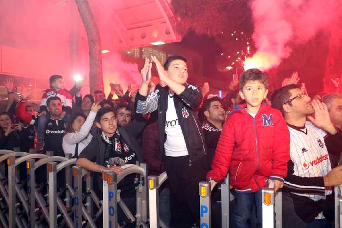 Beşiktaş, Antalya\'da Meşalelerle Karşılandı