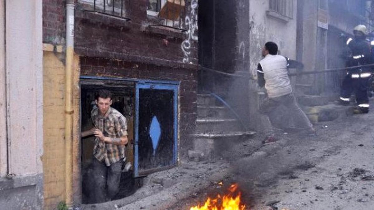Beyoğlu\'nda Bir Binanın Çatı Katında Çıkan Yangında Ölü ve Yaralıların Olduğu Bildirildi.