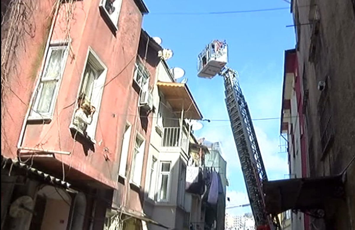 Beyoğlu\'nda Korkunç Yangın: 3 Çocuk Öldü