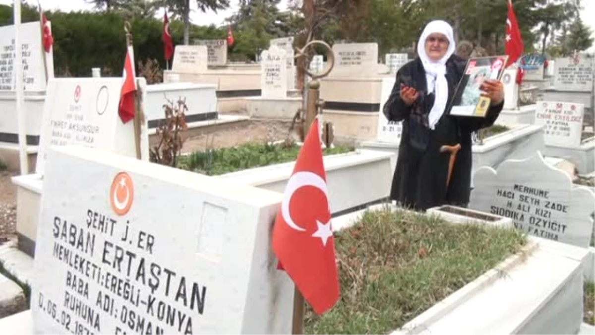 Bir Yandan Oğlunun Yolunu Gözleyip, Bir Yandan da Boş Mezarını Ziyaret Ediyor