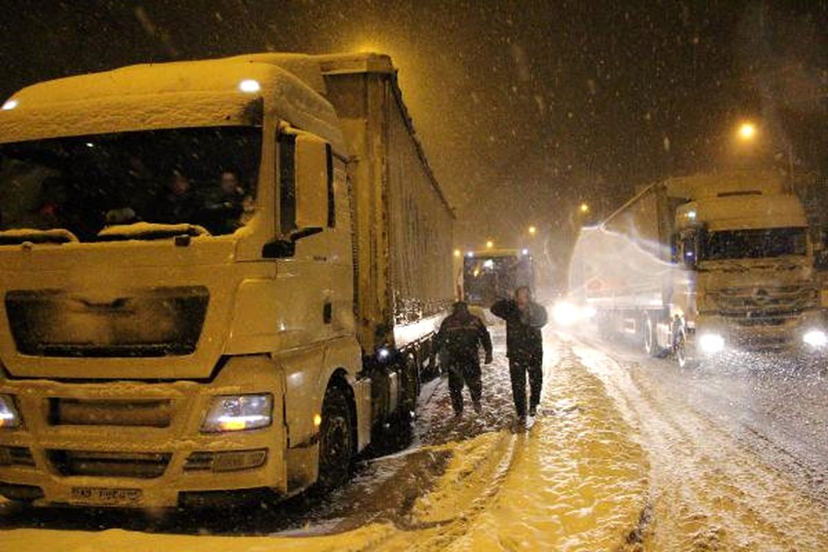 Bolu Dağı\'nda Kar Kazalara Yol Açtı, Ulaşım Felç Oldu