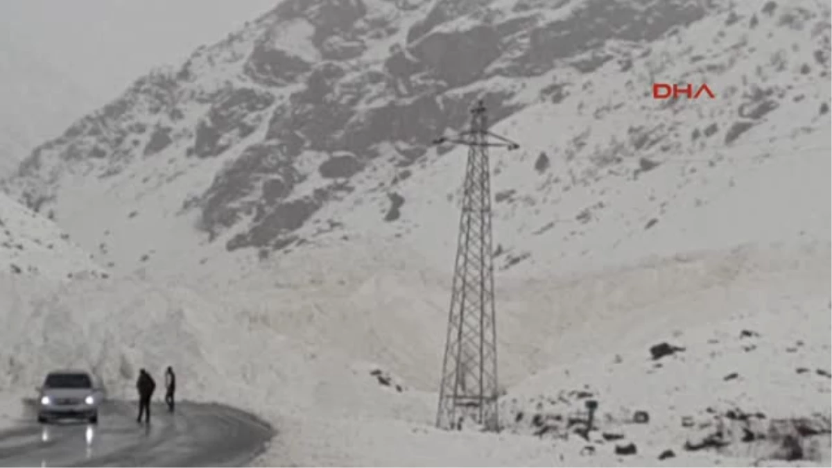 Çatak-Van Karayolu Çığ Düşmesi Sonucu Ulaşıma Kapandı
