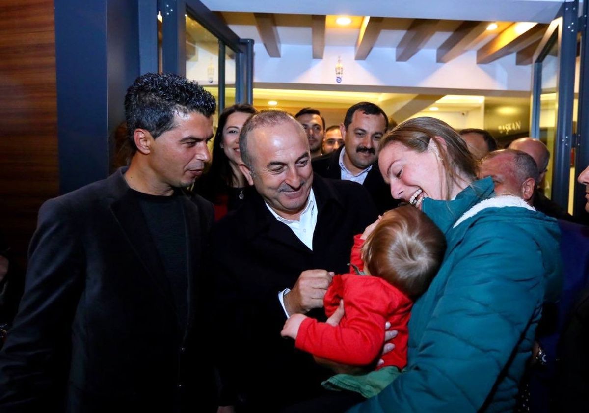Çavuşoğlu\'ndan Hollandalı Kadına: "Türkiye Sizlerin Evi"