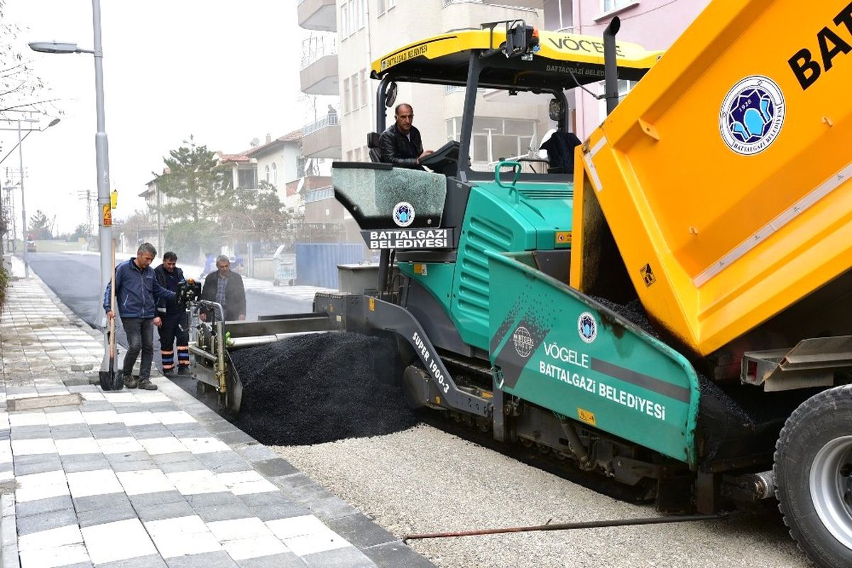 Çöşnük Mahallesinde Sıcak Asfalt Çalışması Yapılıyor