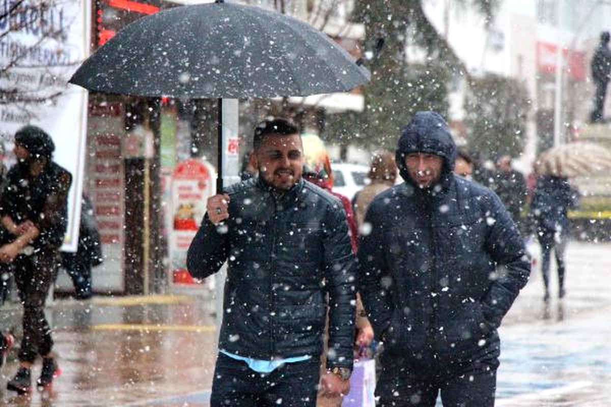 Dha Yurt - Bolu Kent Merkezinde Aralıklarla Kar Yağışı Etkili Oldu