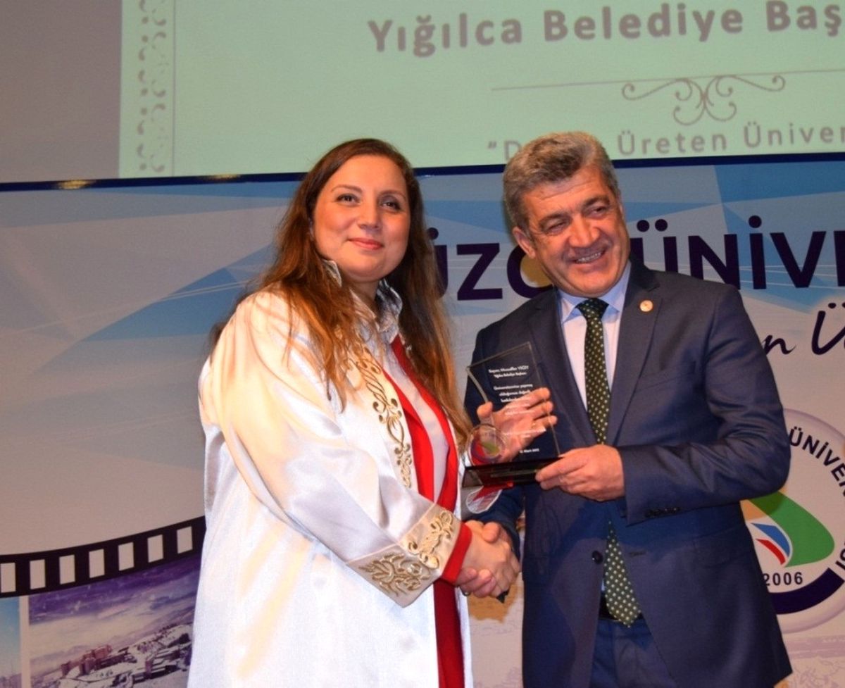 Düzce Üniversitesinden Başkan Yiğit\'e Teşekkür Plaketi