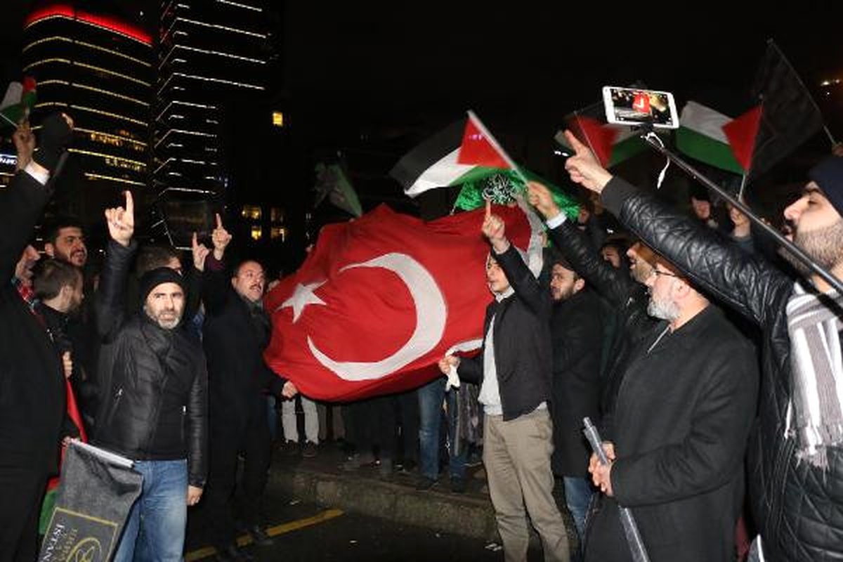 Erbakan Vakfından İsrail Konsolosluğu Önünde \'Ezan\' Protestosu