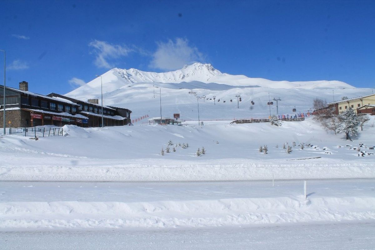 Erciyes\'te Pistlere 50 Santimetre Kar Düştü