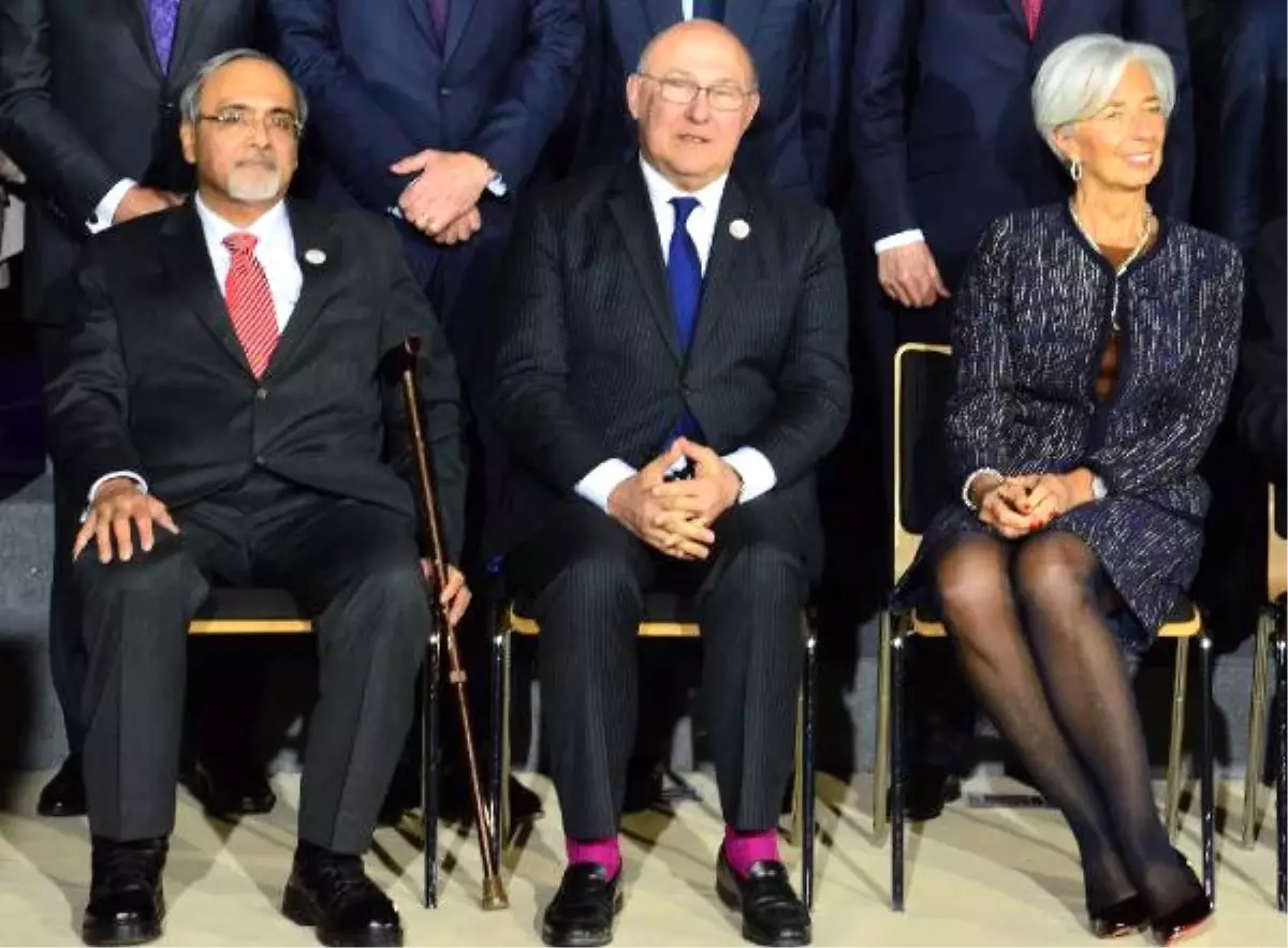 Fransız Bakan, G-20\'de Eflatun Çoraplarıyla Dikkatleri Topladı