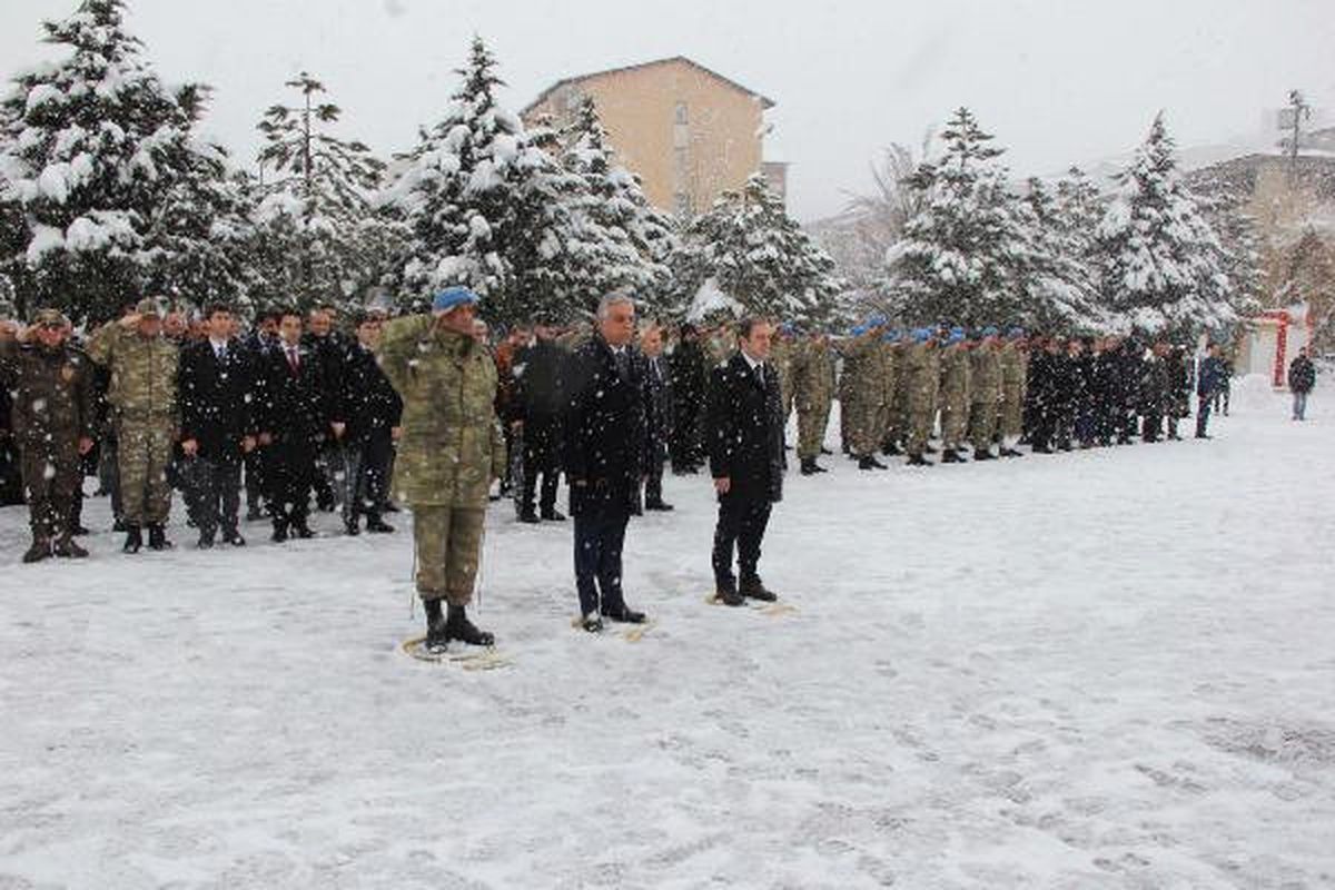 Hakkari\'de Kar Altında Çanakkale Şehitlerini Anma Töreni