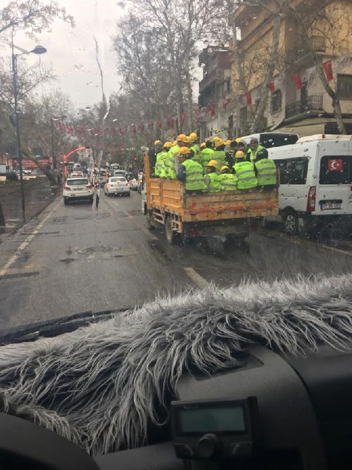 Kamyonet Kasasında Tehlikeli Yolculuk