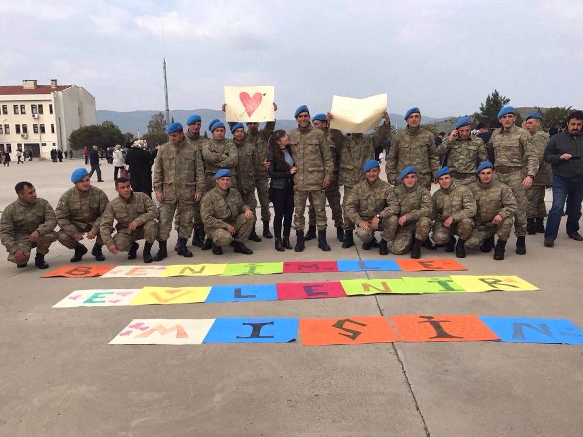 Komandodan, Marşla Evlilik Teklifi