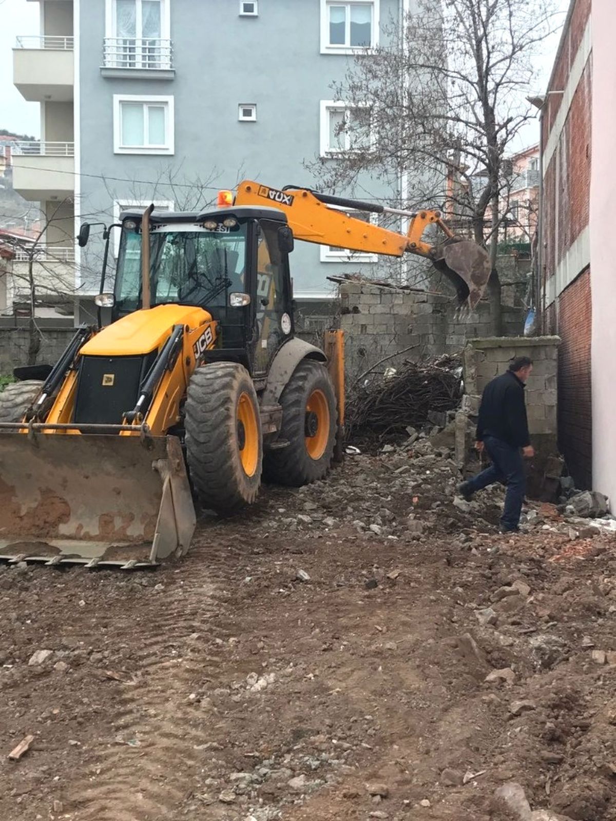 Körfez\'de Metruk Binalar Yıkılıyor