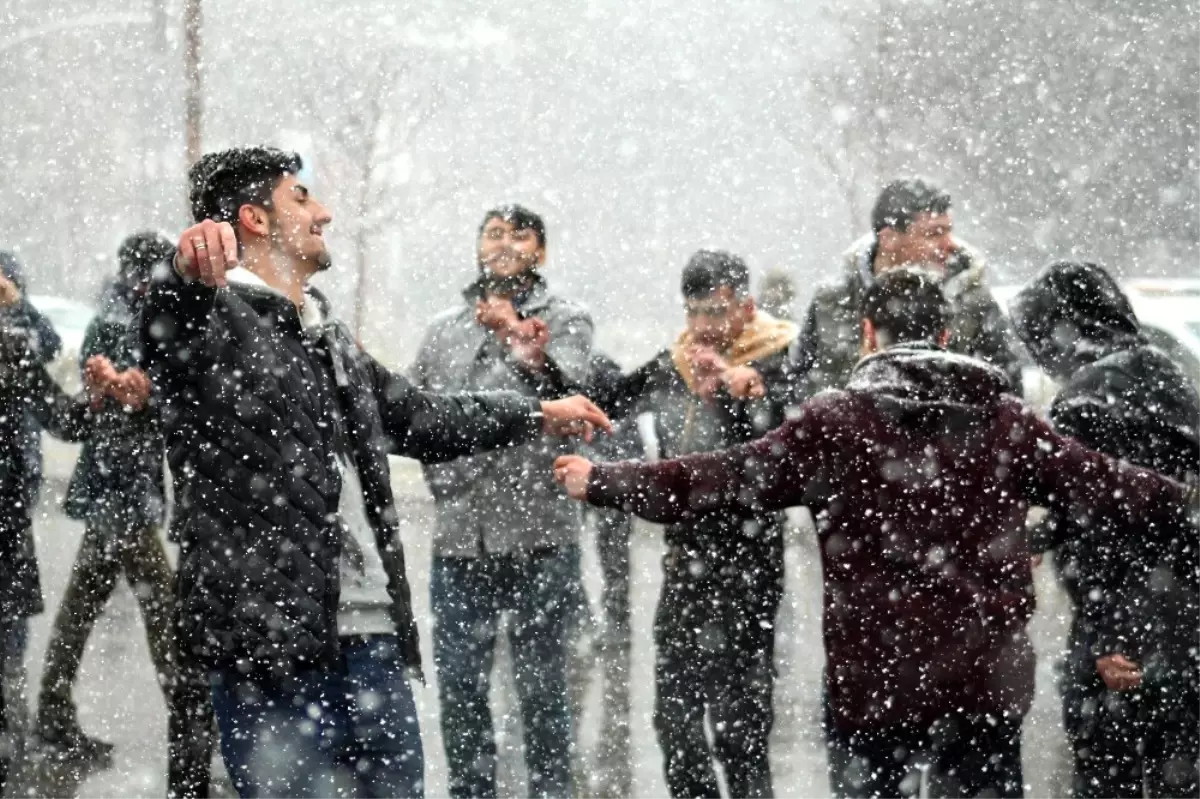 Lapa Lapa Yağan Karın Altında Halay Çektiler