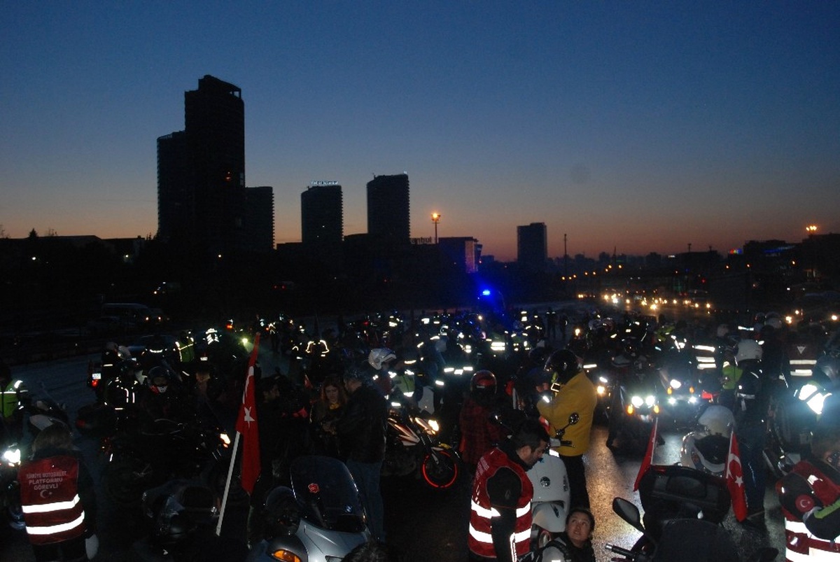 Motosikletciler \'18 Mart Çanakkale Zaferi ve Şehitleri Anma Günü\' İçin Sürüyor