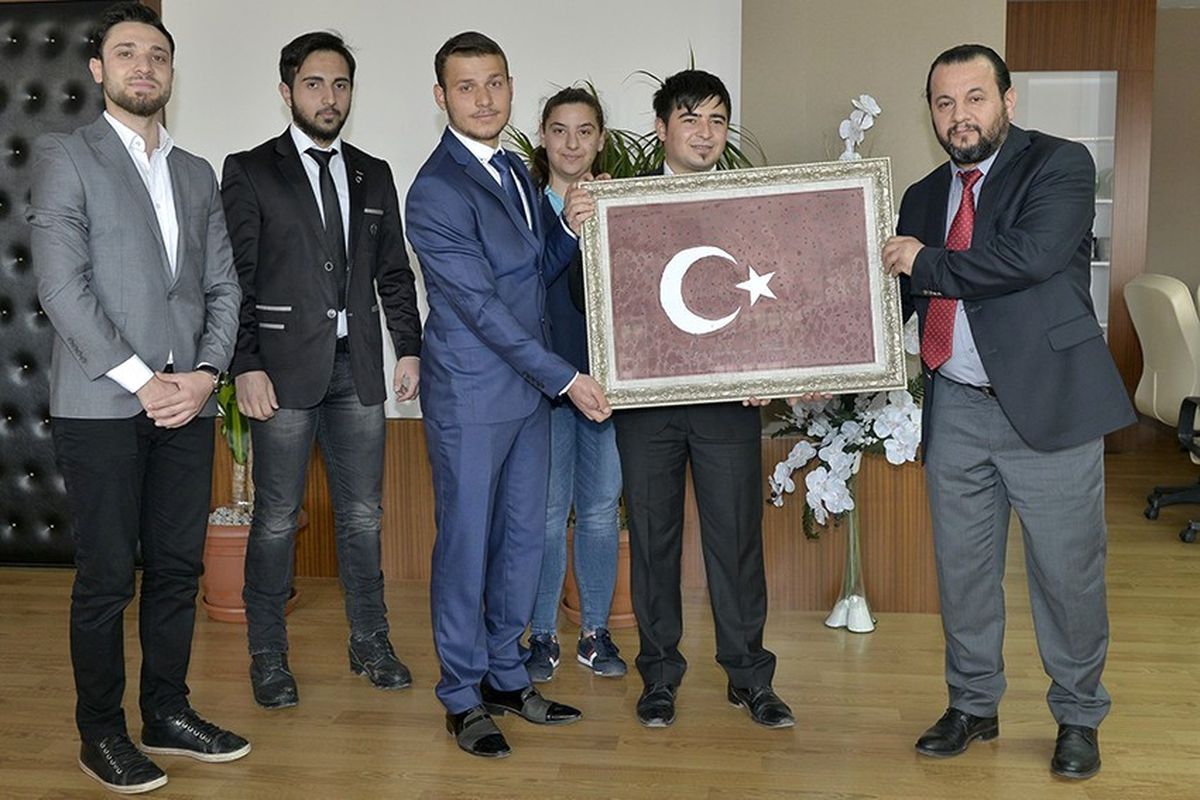 Öğrenciler, Bir Damla Kanla Oluşan Türk Bayrağı Portresini Rektör Akgül\'e Hediye Etti