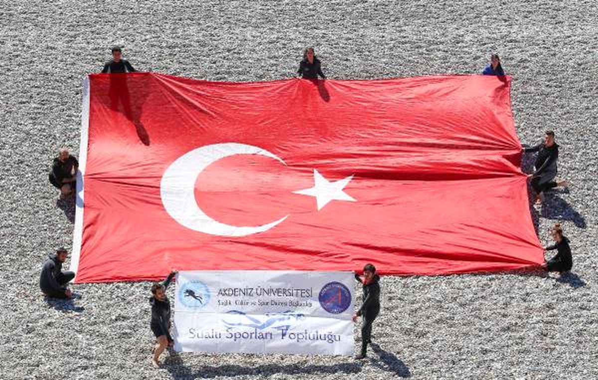 Öğrenciler Denizde Bayrak Açtı