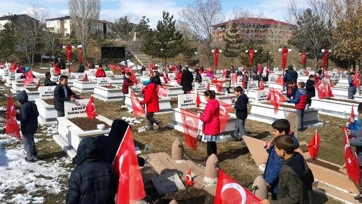 Öğrenciler, Nene Hatun ve Şehitlerin Mezarını Ziyaret Etti