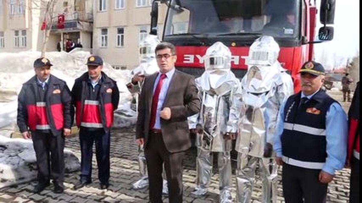 Okey Oynayandan Yanmaz Elbiseli İtfaiyeciye Geçiş