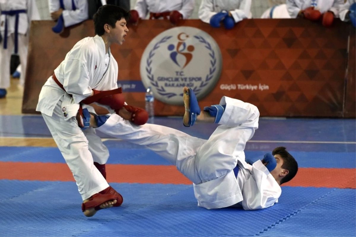 Okullararası Gençler Karate Müsabakaları Gümüşhane\'de Başladı