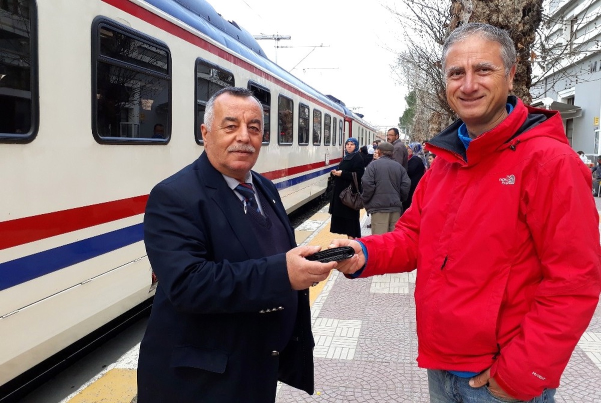 Yolcunun Düşürdüğü Cüzdan Bulan Kondüktör, İz Sürerek Sahibine Ulaştırdı