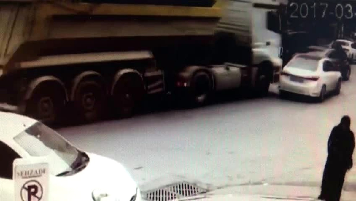 Hafriyat Kamyonu Önüne Kattığı Aracı Metrelerce Sürükledi