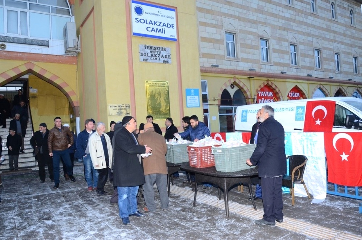 Palandöken Belediyesi Sabah Namazına Gelen Vatandaşa Simit İkram Etti