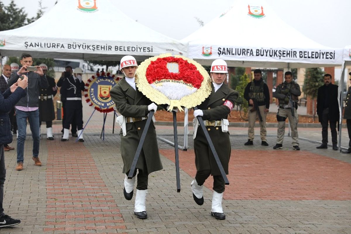 Şanlıurfa\'da Şehitlik Anıtına Çelenk Bırakıldı