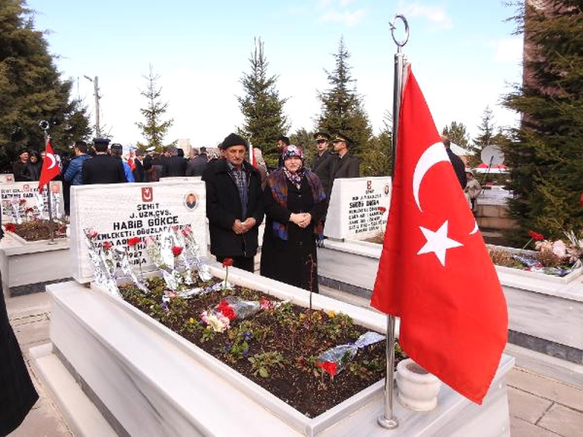 Şehidin Mezarına Doğum Gününde Nazar Boncuklu Karanfil