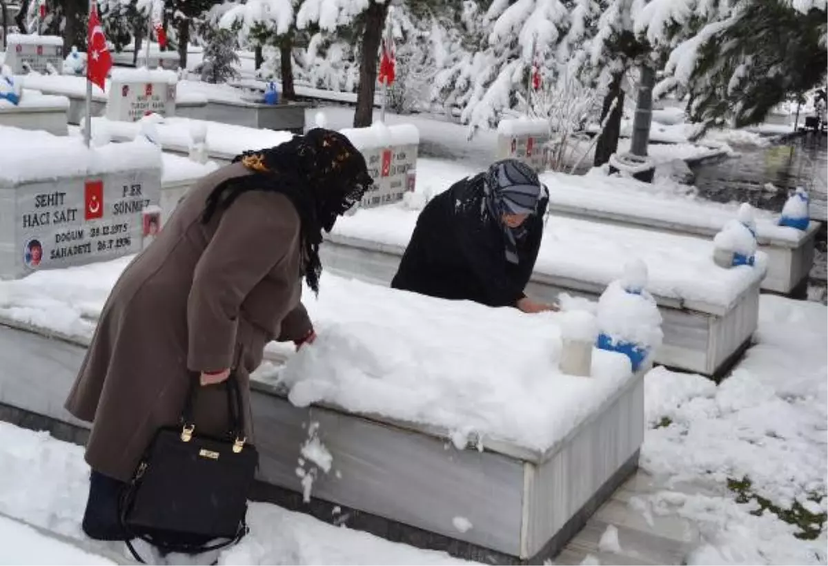 Şehit Anaları ve Eşleri Şehit Mezarlarındaki Karları Temizledi