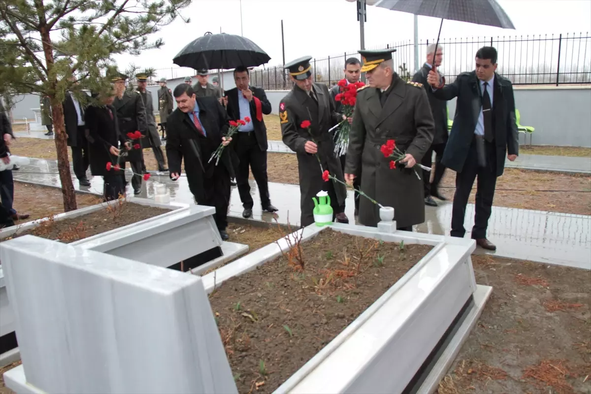 Şehitleri Anma Günü ve Çanakkale Deniz Zaferi\'nin 102. Yılı