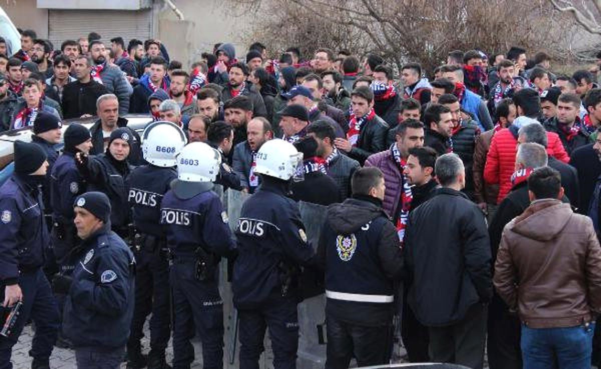 Sivas\'ta Amatör Maçta Olay Çıktı