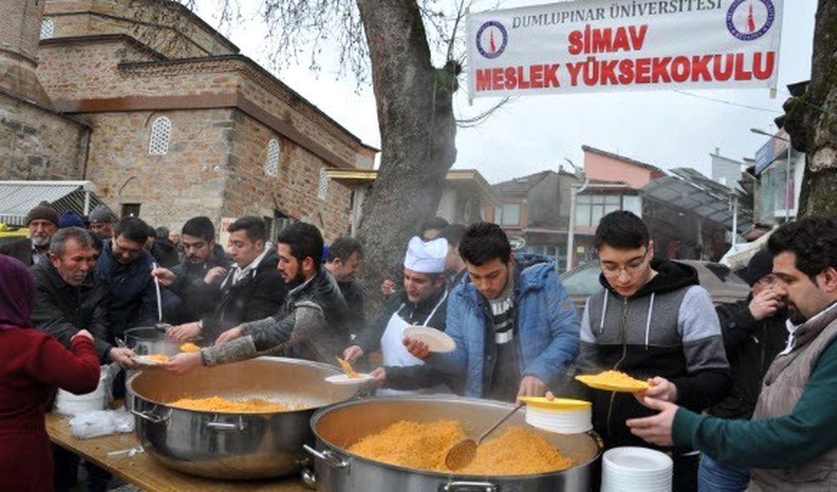 Üniversiteli Gençlerin Pilav ve Hoşaf İkramı