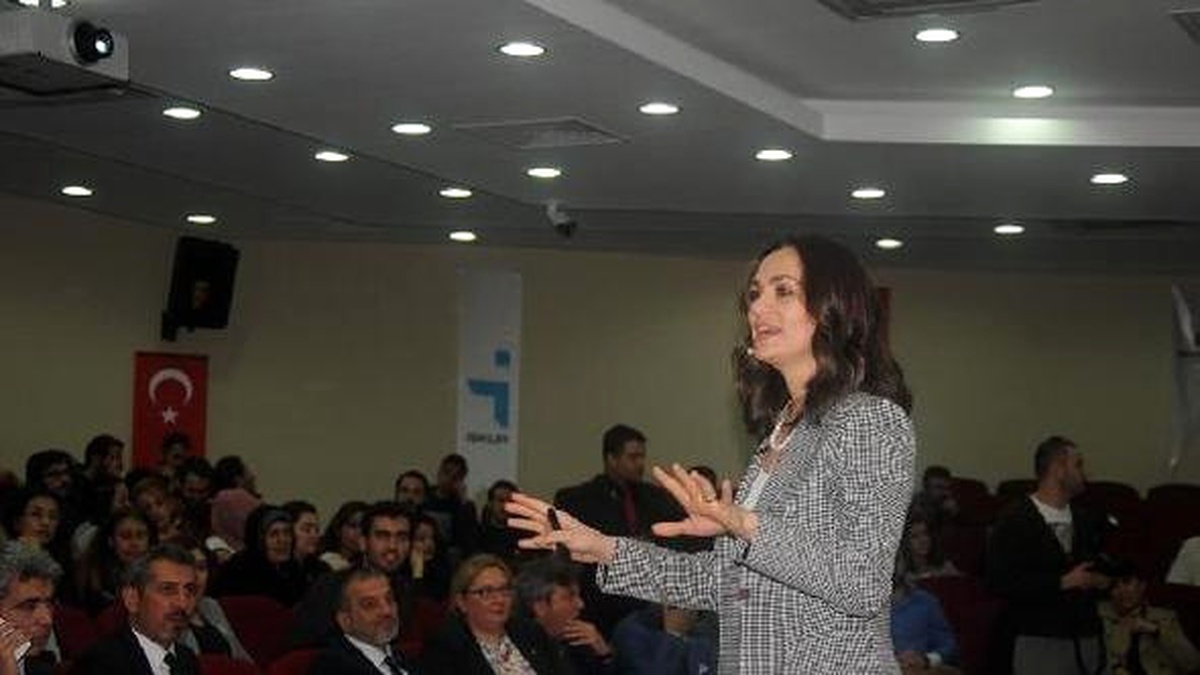 Üniversitelilere \'Mülakat ve Cv\' Semineri