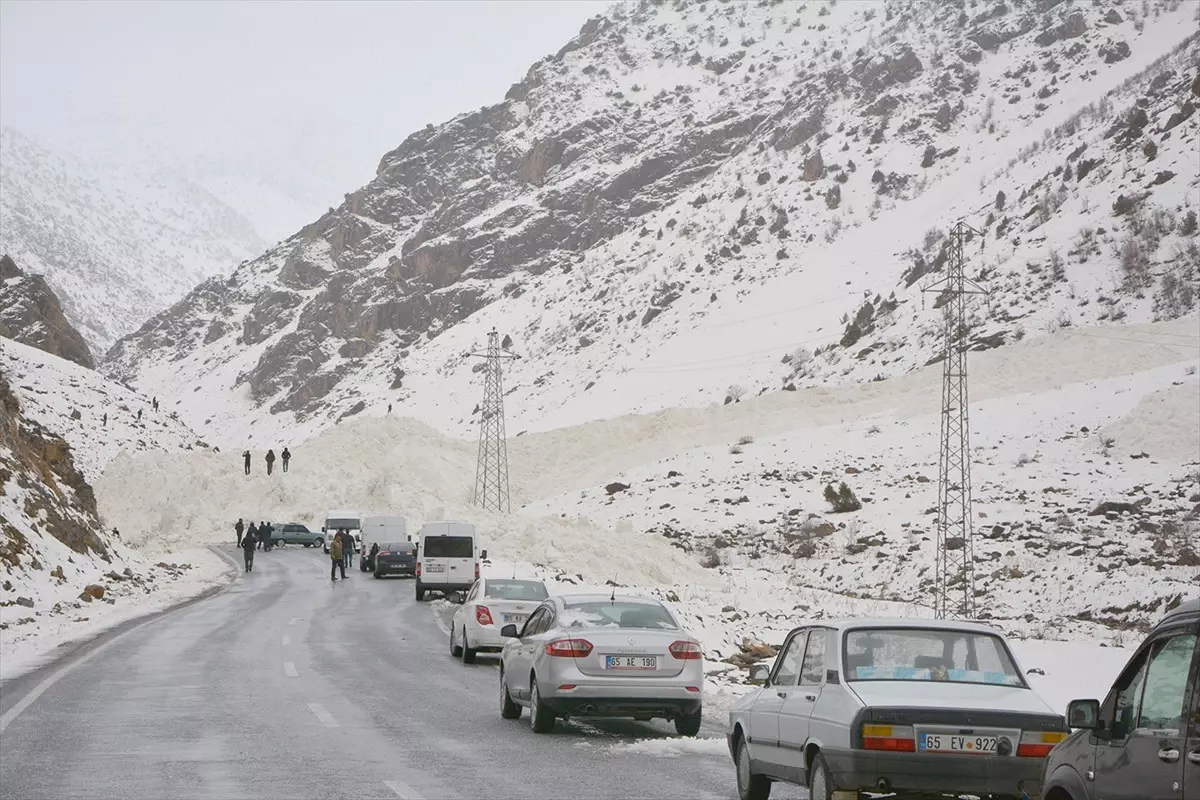 Van-Çatak Karayoluna Çığ Düştü