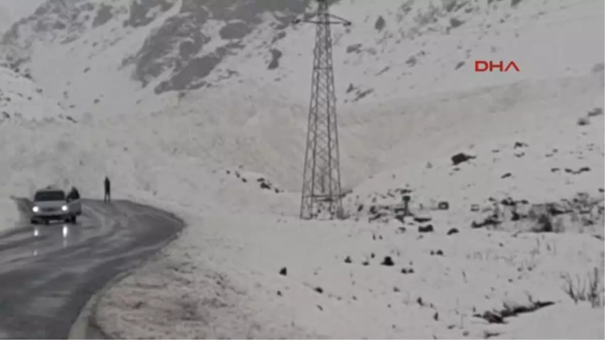 Van Çatak - Van Karayolu Çığ Düşmesi Sonucu Ulaşıma Kapandı