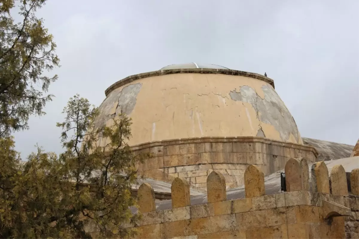 746 Yıl Medrese Eğitimi Verildi, Rutubetten Çürüyor