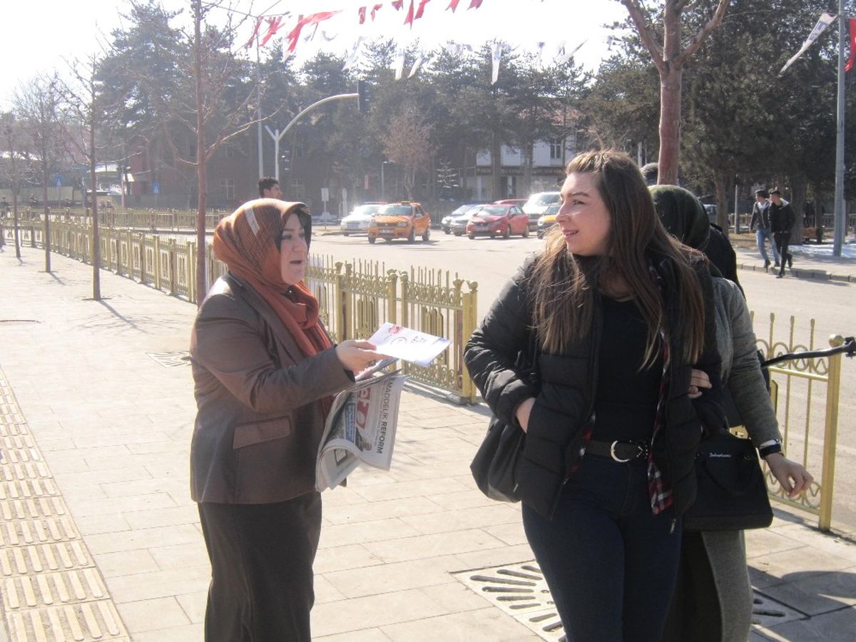 Ak Kadınlar Ev Ev Gezip Referandumu Anlatıyor