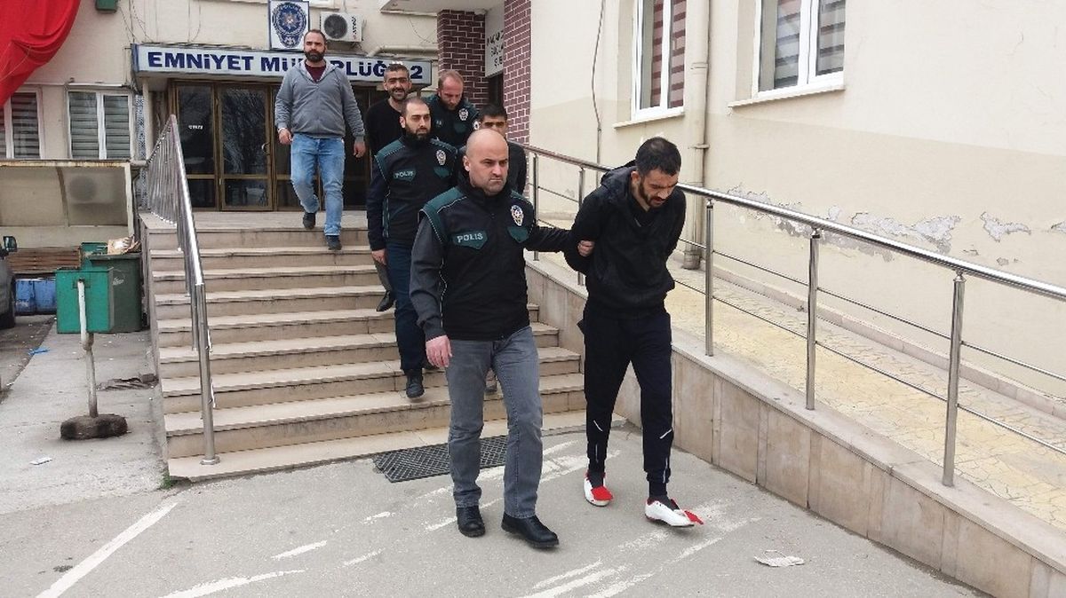 Bursa\'da Adliyeye Sevk Edilen 3 Uyuşturucu Satıcısı Tutuklandı