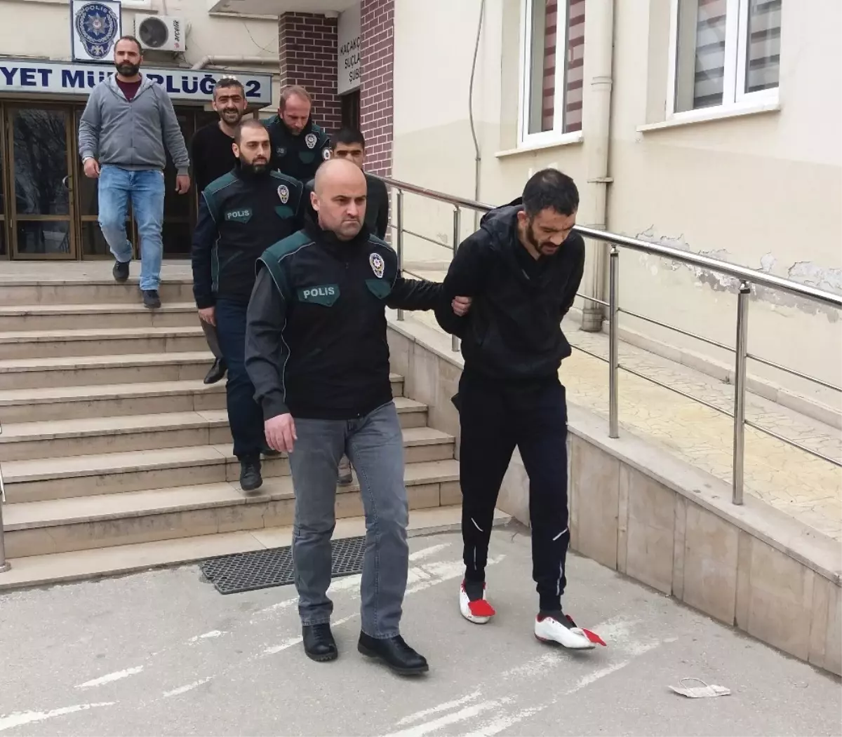 Bursa Polisi İçicilerden Uyuşturucu Satıcılarına Ulaştı