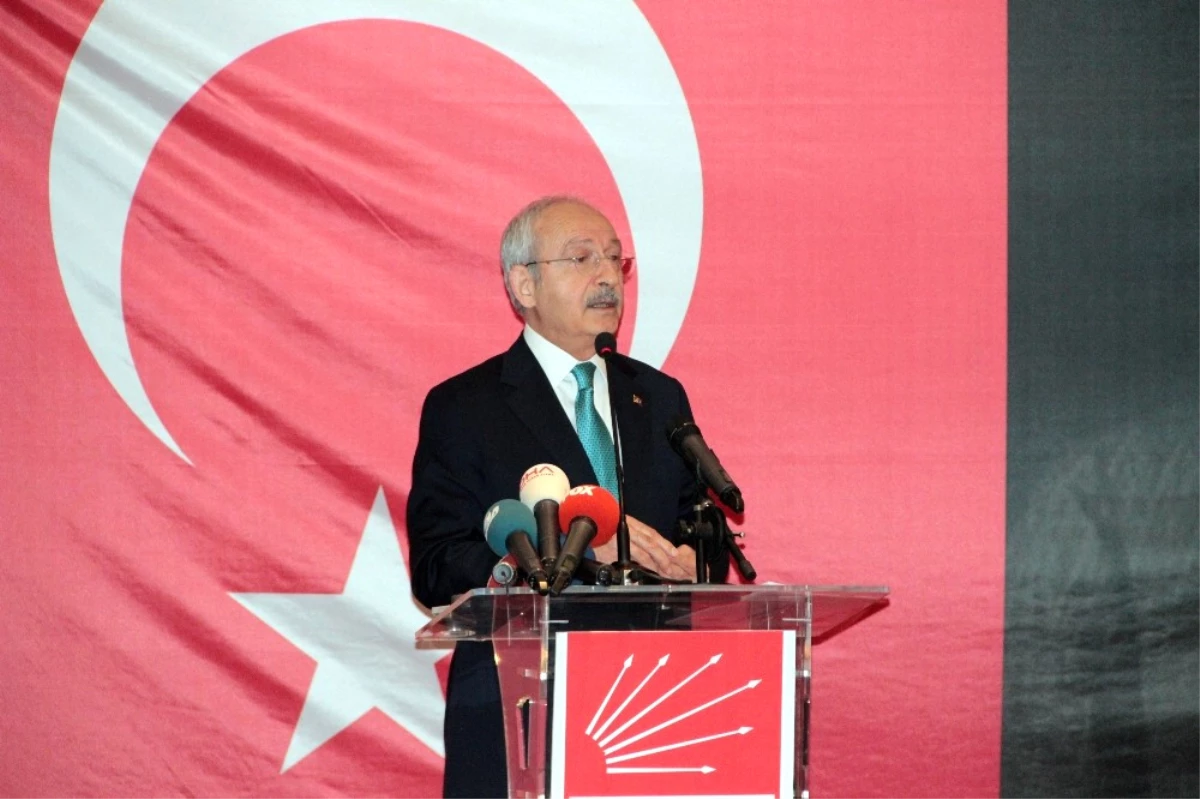 CHP Lideri Kılıçdaroğlu İstanbul\'da Muhtarlarla Bir Araya Geldi
