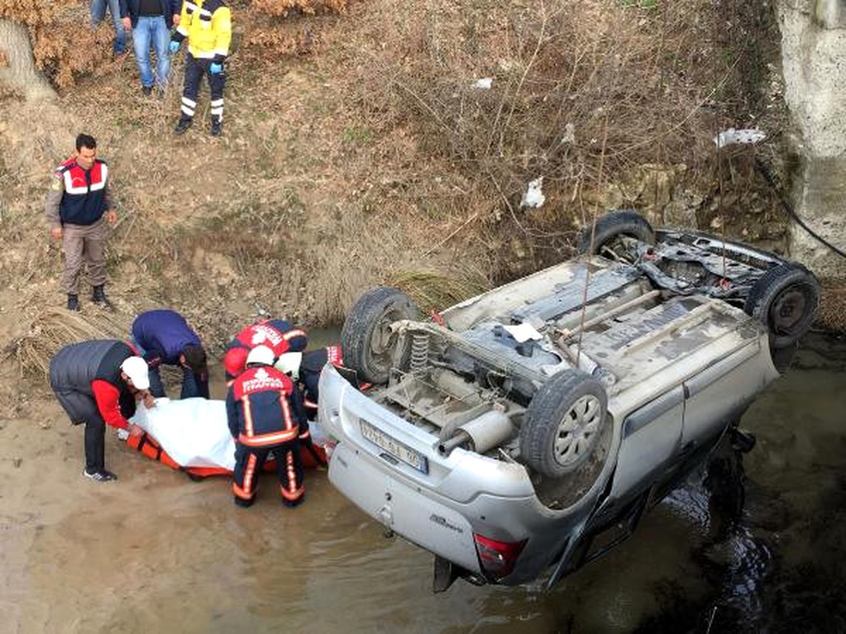 Dereye Düşen Otomobilin Sürücüsü Öldü