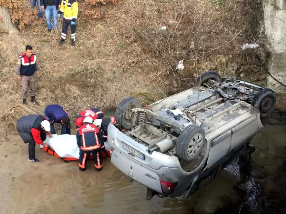 Dereye Uçan Otomobilin Sürücüsü Öldü