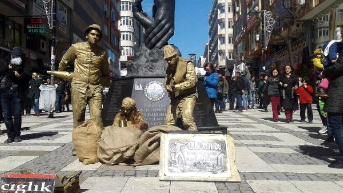 Duran Adamlar\'ın Sokakta \'18 Mart Çanakkale\' Duruşu