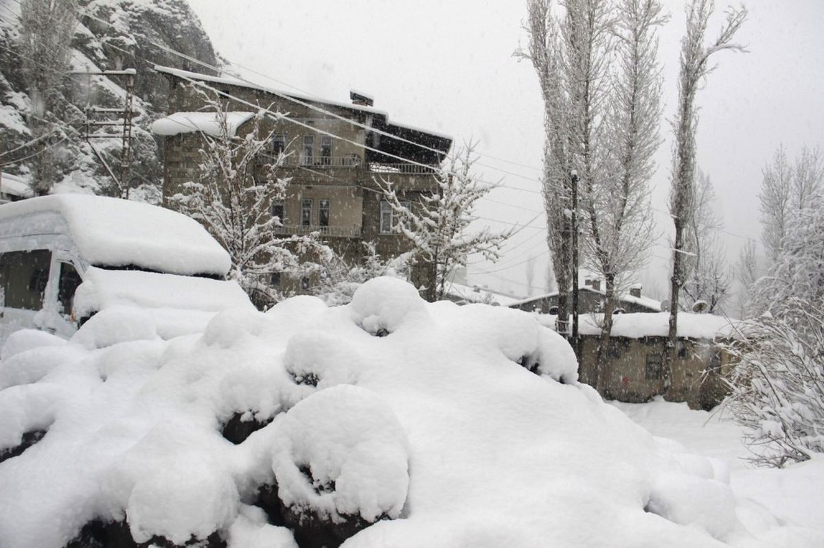 Hakkari\'de 18 Köy ile 53 Mezra Yolu Kapandı