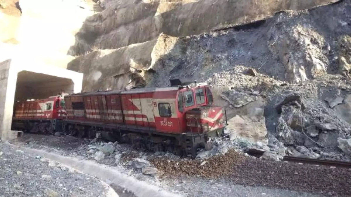 Heyelan Nedeniyle Yük Treni Raydan Çıktı